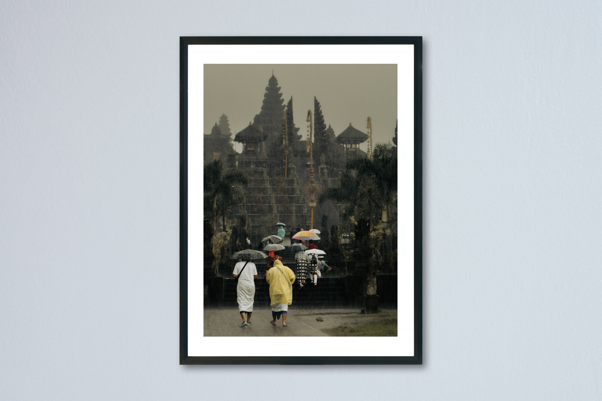 A rainy walk to the ceremony